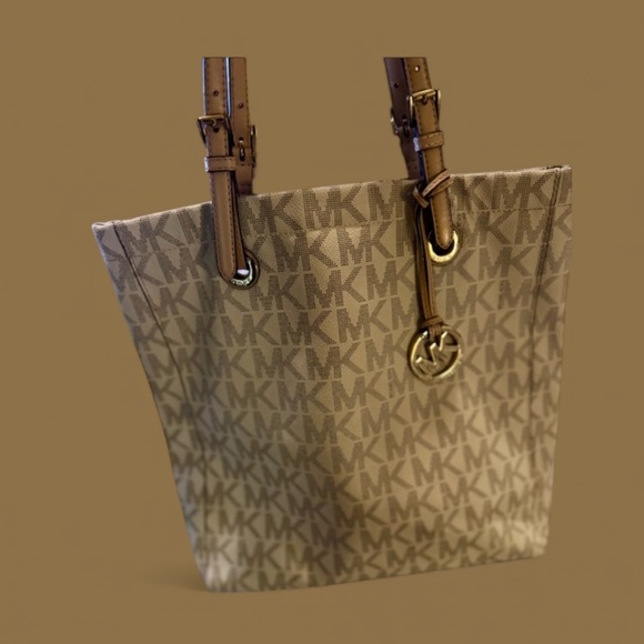 Michael Kors Tan Monogram jet set travel Tote Bag great condition - Picture 1 of 12
